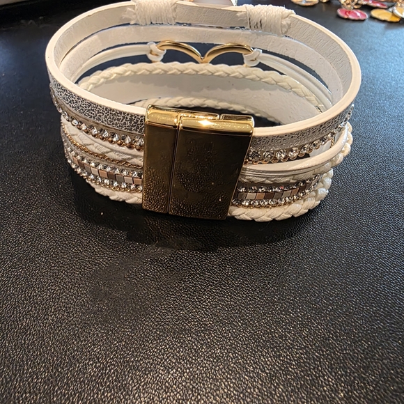 Trendy Boutique White and Gold Heart Bracelet - Picture 3 of 3